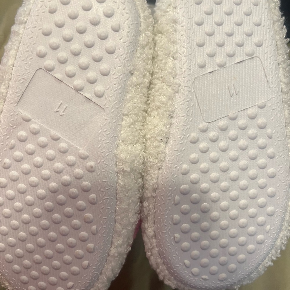 Vineyard Vines Marshmallow Whale Slippers - Picture 4 of 4